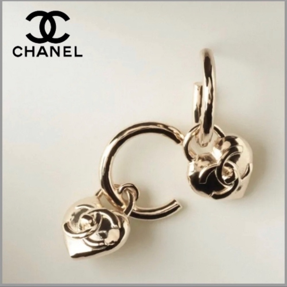 CHANEL GOLD EARRINGS WITH CC LOGO IN THE CENTER